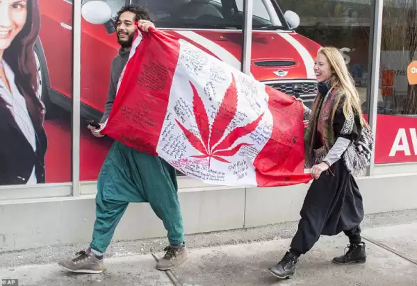 Canadian Men & Women Celebrate Weed Legalization (Photos)